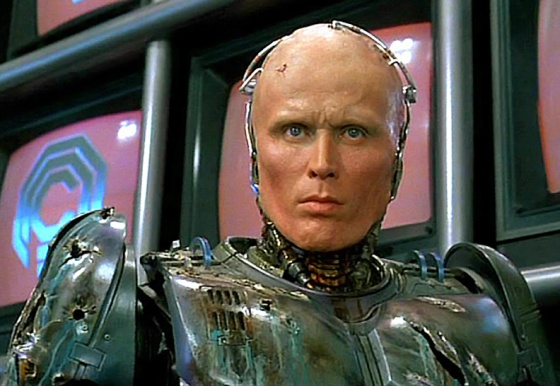 Ainda falando em maquiagem. Lembro até hoje o quanto era impactante ver a cara do Robocop. A impressão daquele rosto deformado se misturando a um crânco de metal.
